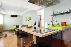 Geladeira, micro-ondas, fogão, cooktop