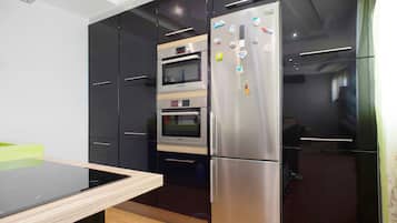 Frigorifero, microonde, forno, piano cottura