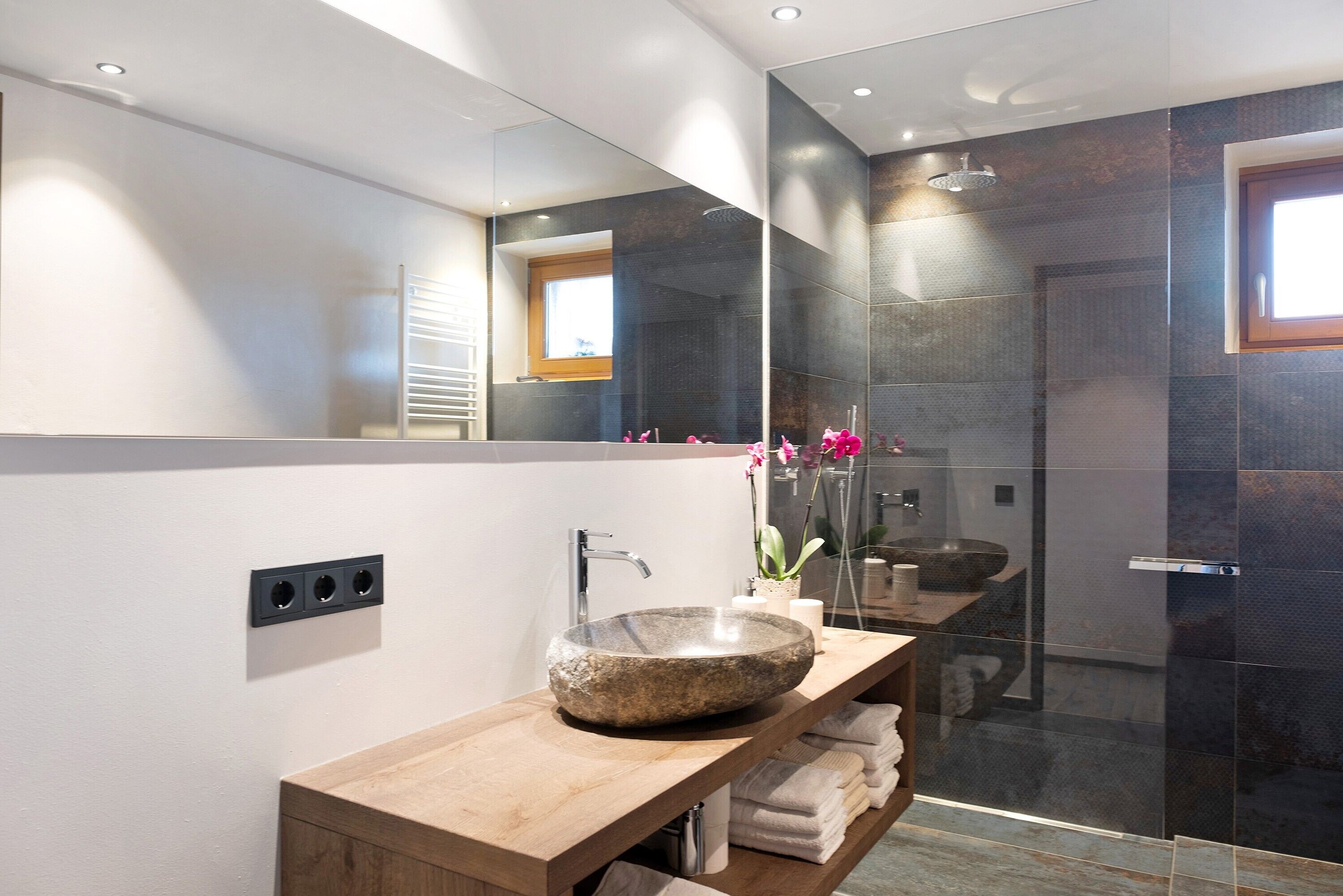 Een douche, een haardroger, handdoeken