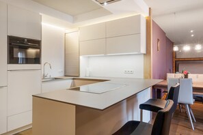 Refrigerador, horno, parrilla de estufa y lavavajillas 