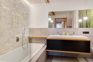 Badekar, toalettartikler (inkludert), hårføner og håndklær