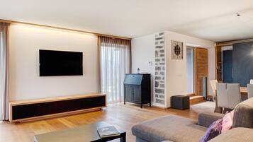 Televisión, chimenea y tenis de mesa