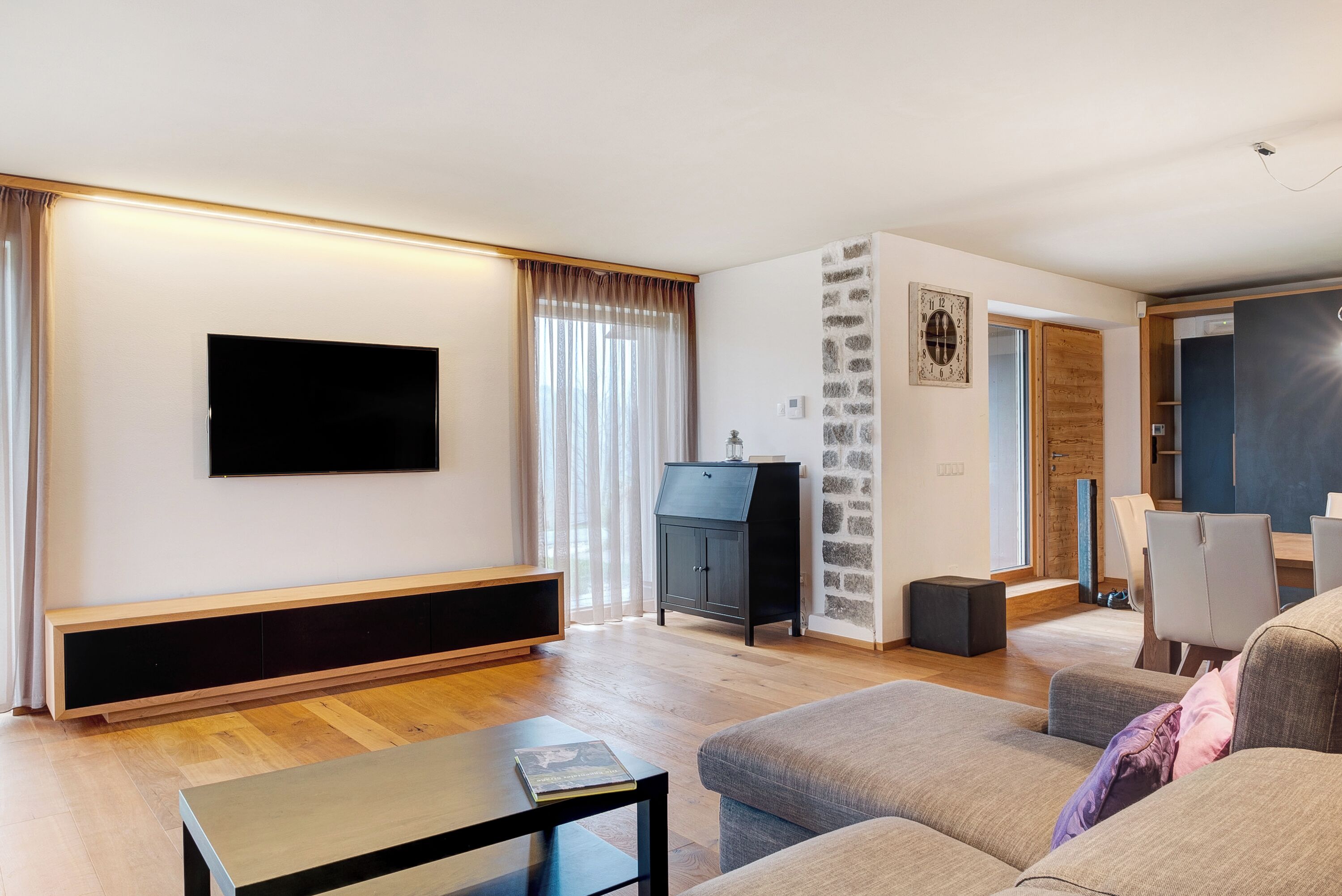 Télévision, cheminée, table de tennis de table