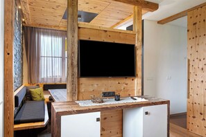 TV, tavolo da ping pong