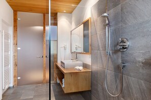 Dusche, Haartrockner, Handtücher