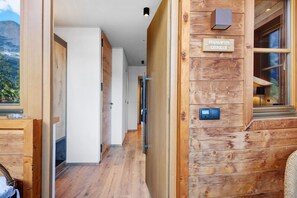 Un interior de madera con un letrero que dice 'ROSEGARTEN CATINACCIO'.