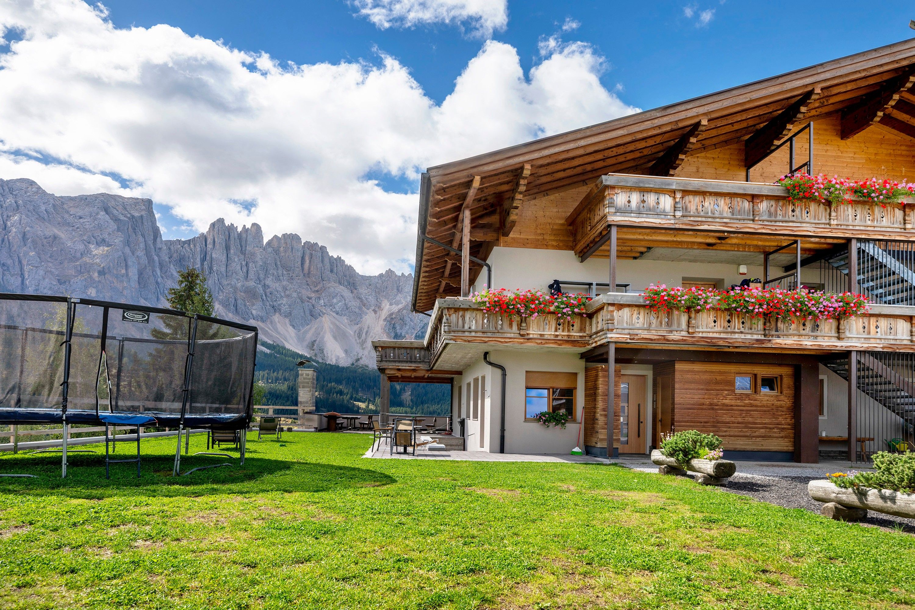 Eine Chalet mit Balkon, Sitzgelegenheit im Freien und Bergblick.