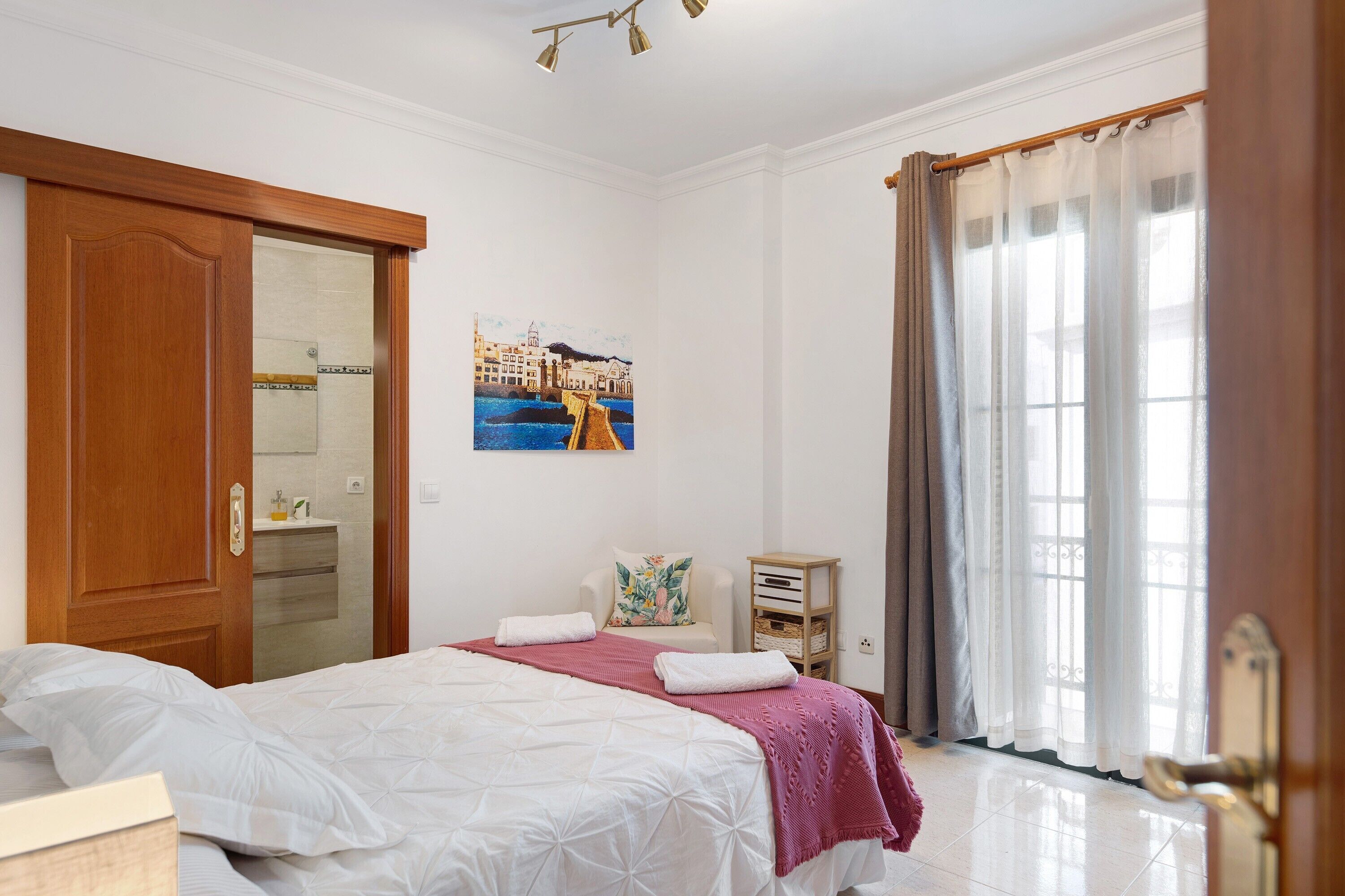 2 bedrooms, iron/ironing board, free WiFi, bed sheets