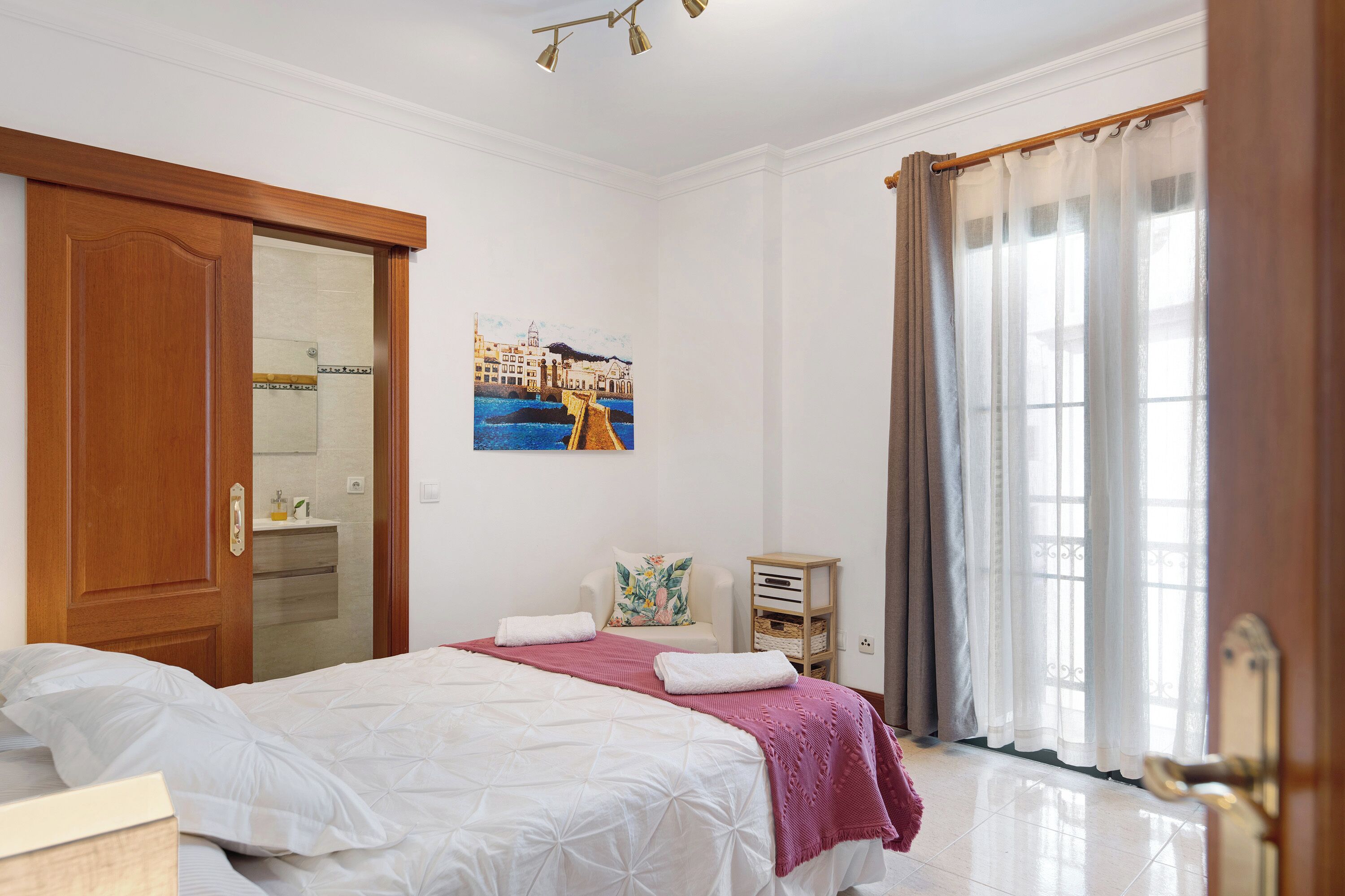 2 habitaciones, tabla de planchar con plancha y wifi gratis 