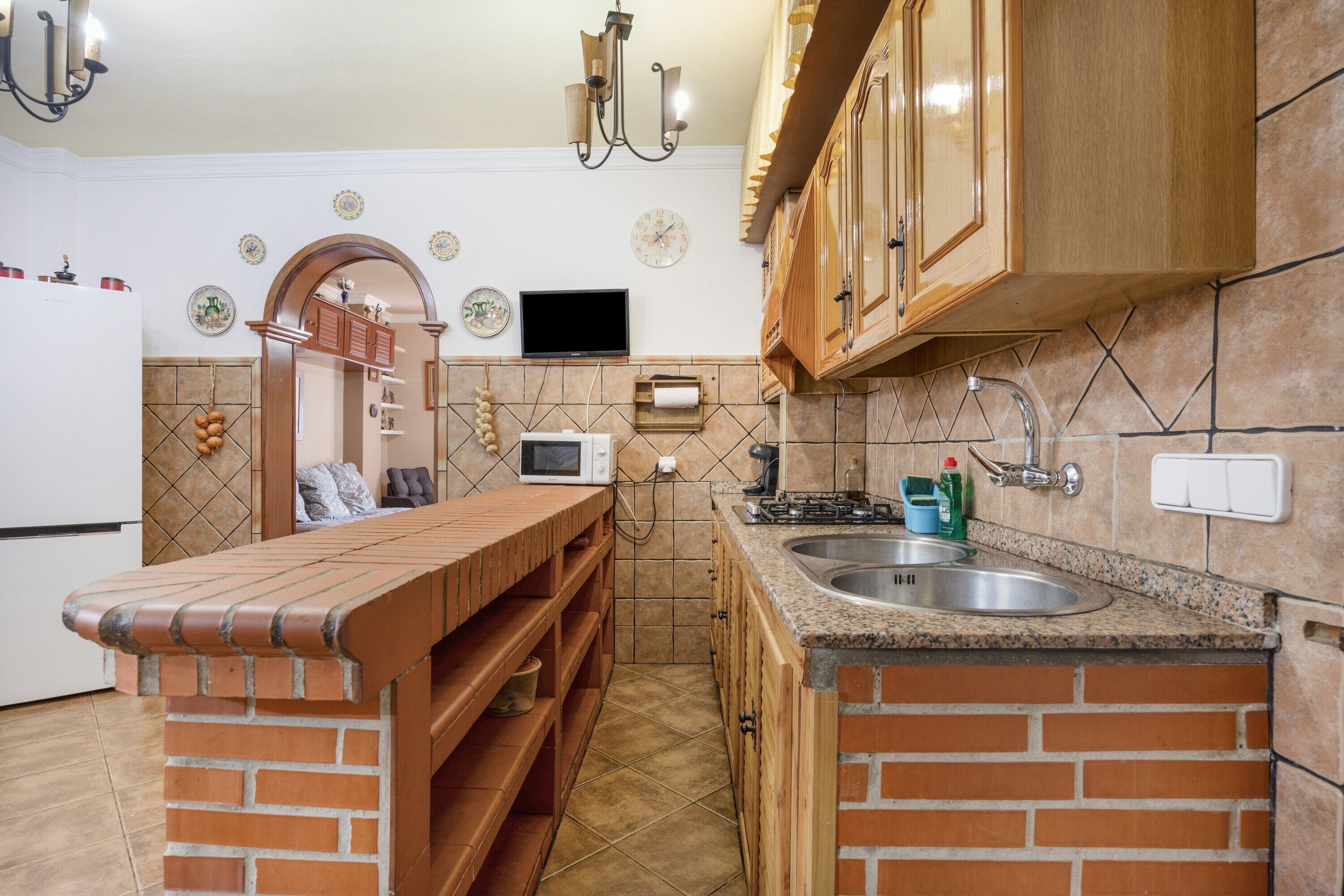 Frigorífico, microondas, placa de cocina y cafetera o tetera