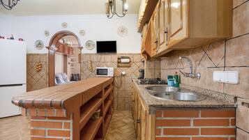 Frigorífico, microondas, placa de cocina y cafetera o tetera