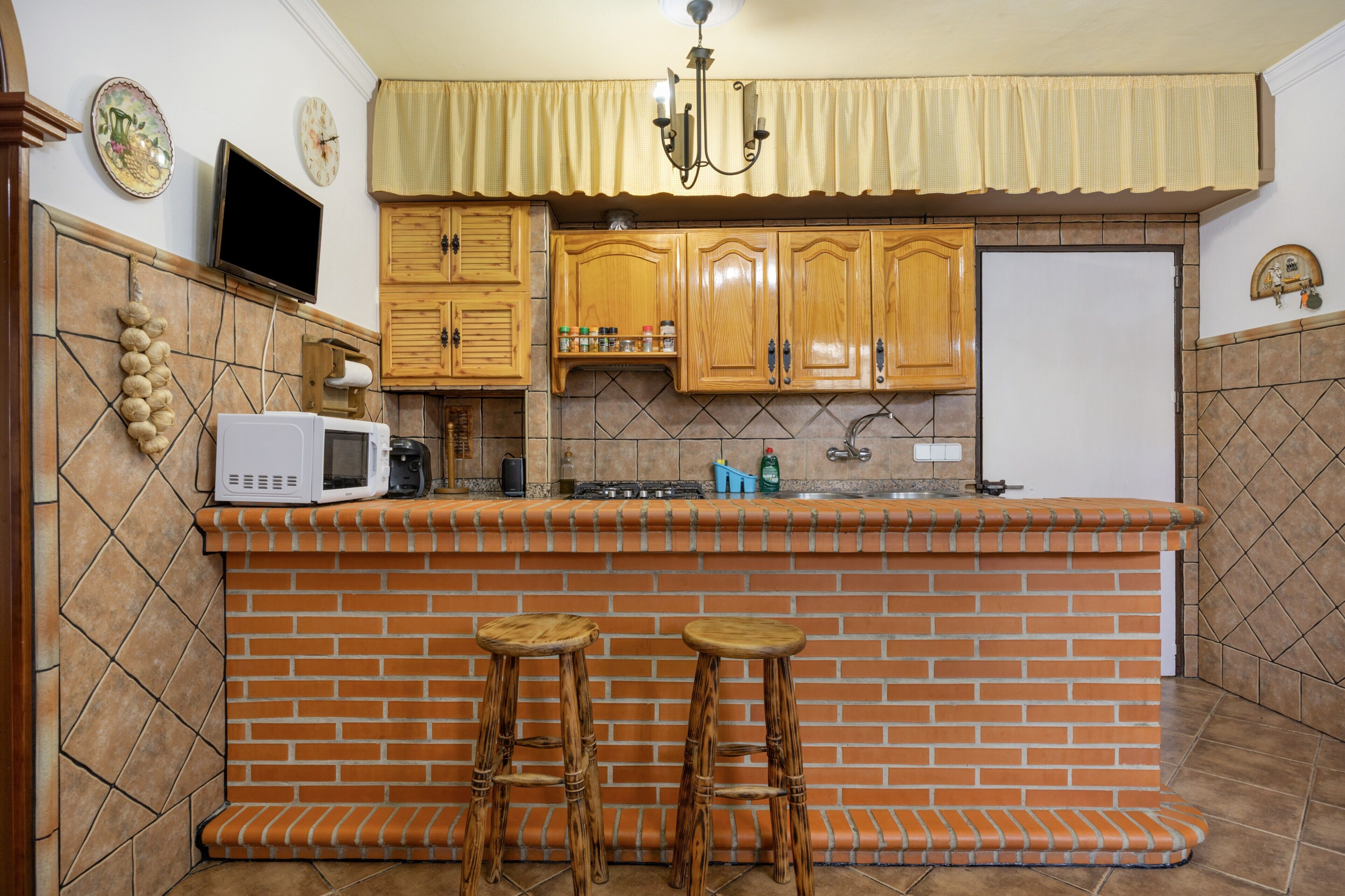 Een koelkast, een magnetron, een kookplaat