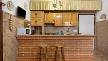 Réfrigérateur, micro-ondes, plaque de cuisson, cafetière/bouilloire