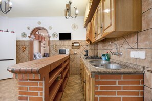 Een koelkast, een magnetron, een kookplaat