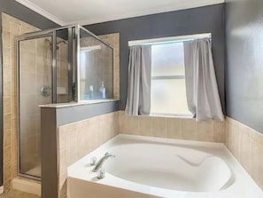 Shower, hair dryer, towels, soap - The Oaks Bay (Kissimmee)