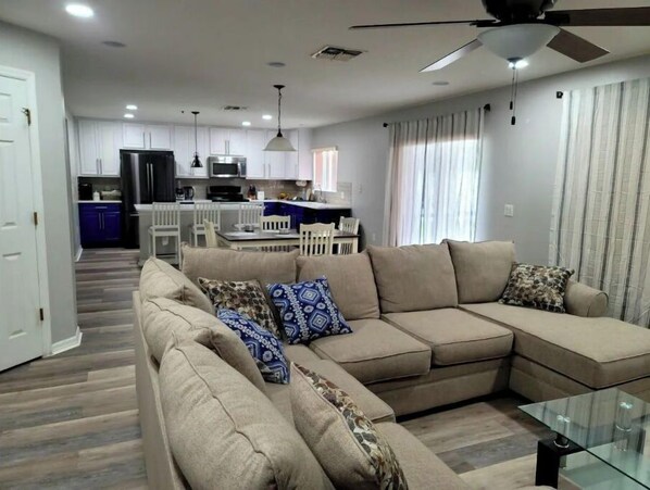 Smart-TV, Kamin, Videospiele, DVD-Player