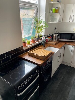 Kjøleskap, mikrobølgeovn, ovn og kokeplater