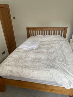 2 bedrooms, desk, iron/ironing board, travel crib - Commuters Getaway (Chesterfield)