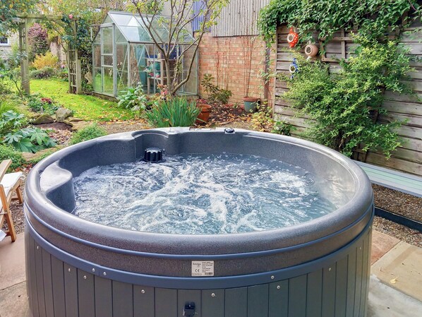 Outdoor spa tub - The Old Antique Shop (Norton, near Malton)