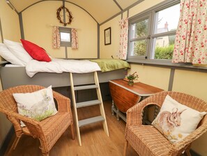 1 bedroom, individually decorated, individually furnished - Brown Hare Shepherds Hut (Brecon)