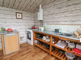 Refrigerador, tetera/pava eléctrica, utensilios de cocina