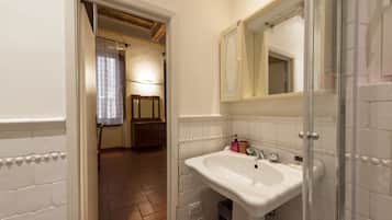 Apartamento clássico | Banheiro | Chuveiro, secador de cabelo, toalhas de banho, shampoo