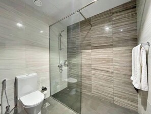 Shower, towels - A great apartment 5 min to Dubai mall a (Dubai)
