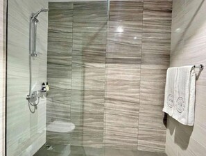 Een douche, handdoeken