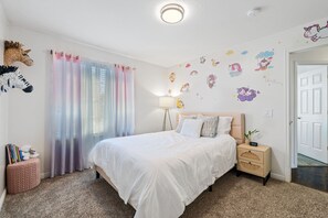 3 bedrooms, desk, iron/ironing board, free WiFi - New Modern w Hot Tub | Salt Lake City | Taylorsville (Salt Lake City)