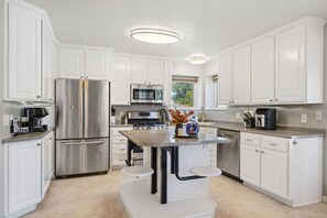 Refrigerador, microondas, horno y parrilla de estufa 