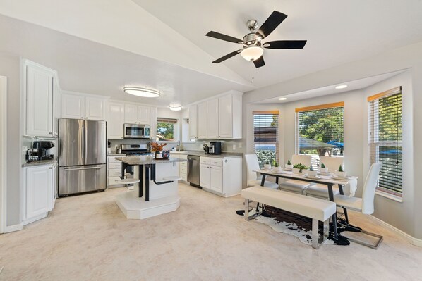 3 habitaciones, escritorio, tabla de planchar con plancha y wifi gratis 