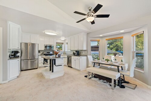 New Modern w Hot Tub | Salt Lake City | Taylorsville