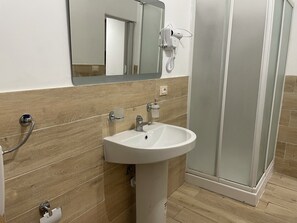 Een douche, een haardroger, een bidet, handdoeken