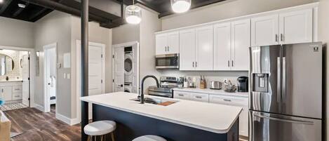 冰箱、微波炉、烤箱、炉灶