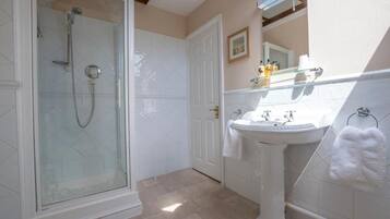 Family Single Room | Bathroom | Shower, towels