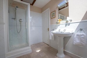 Kamar Single | Kamar mandi | Shower dan handuk