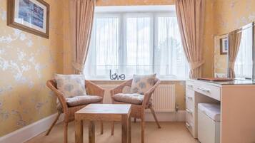 Phòng có thiết kế đặc trưng | Trang trí khác biệt, màn/rèm cản sáng, bàn ủi/dụng cụ ủi quần áo