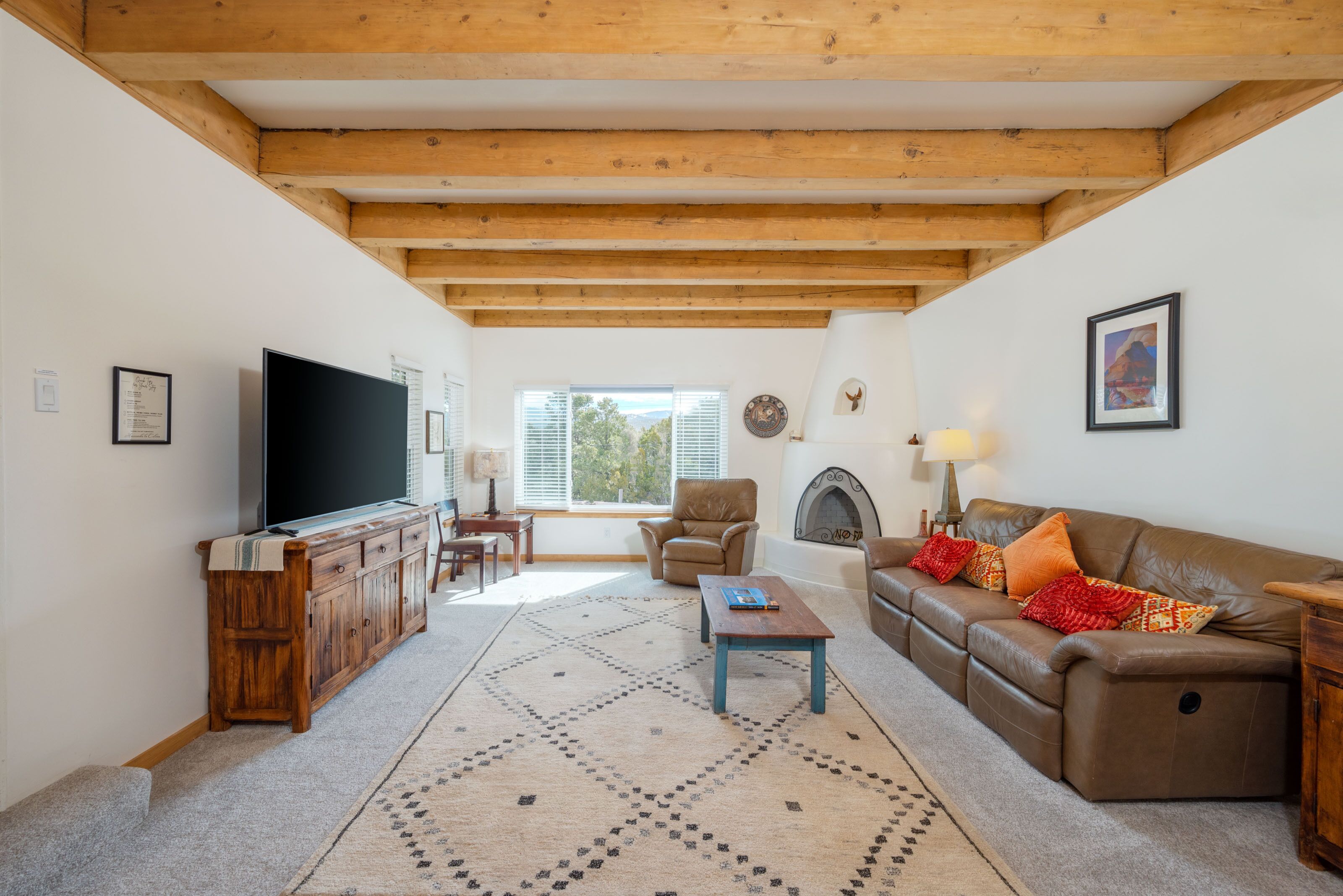 TV connectée, cheminée, Netflix, livres