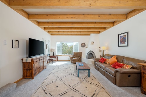 Secluded large home with a view near the Plaza with mountain views!