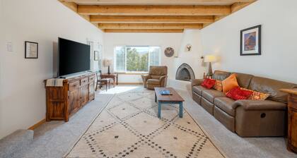 Private and spacious home near the Plaza with mountain views!