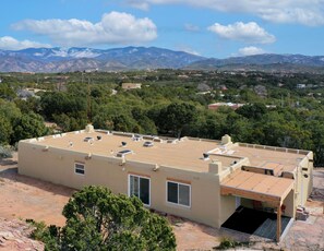 Exterior - Private and spacious home near the Plaza with mountain views! (Santa Fe)