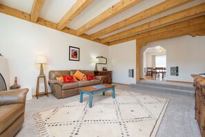 Smart TV, fireplace, Netflix, books - Private and spacious home near the Plaza with mountain views! (Santa Fe)