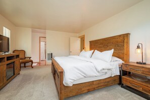 3 bedrooms, desk, iron/ironing board, free WiFi - Private and spacious home near the Plaza with mountain views! (Santa Fe)
