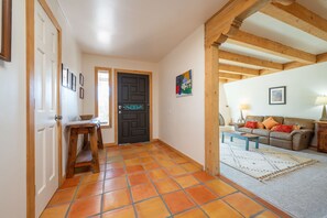 تلفزيون ذكي، مدفأة، برامج وأفلام نتفليكس، كُتُب