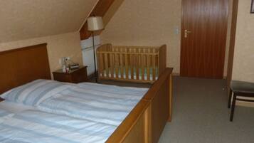 2 Schlafzimmer, Schreibtisch, Reisekinderbett, kostenloses WLAN