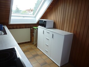 Réfrigérateur, micro-ondes, plaque de cuisson, lave-vaisselle
