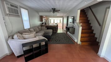 Älytelevisio, DVD-soitin, kirjoja, videokirjasto