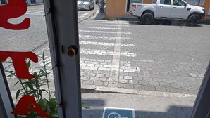 A view through a door with a wheelchair accessibility symbol on the pavement outside. - HOSTAL MIRADOR (Coca)