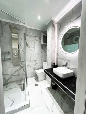 Kombination af bruser/badekar, boblebadekar, hårtørrer, håndklæder