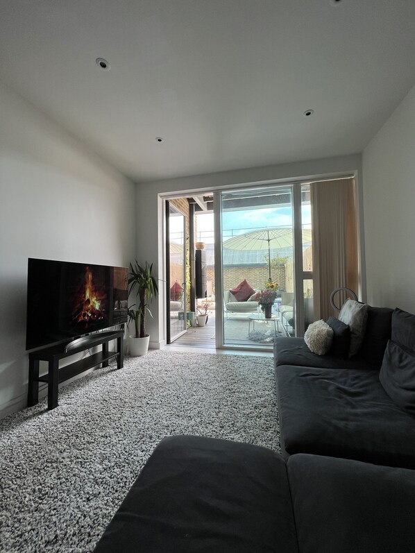 TV connectée, livres, médiathèque, écrans d'ordinateur